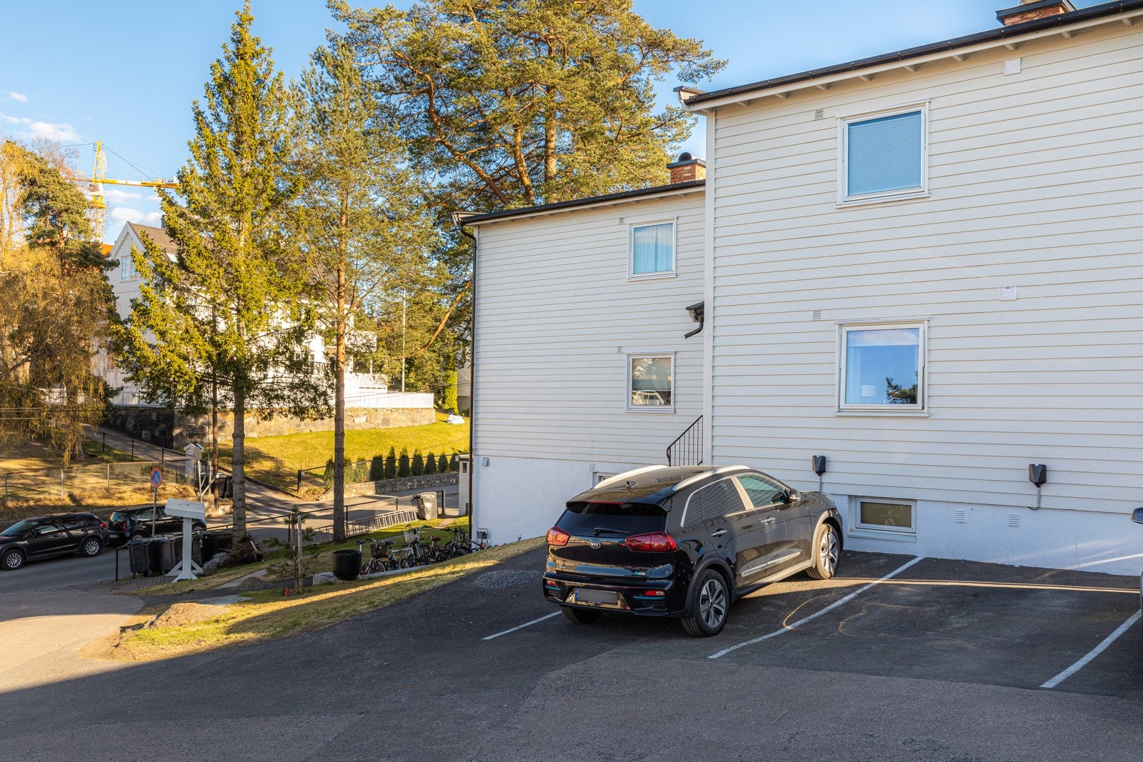 Bilen står parkert på leilighetens parkeringsplass Galleribilde