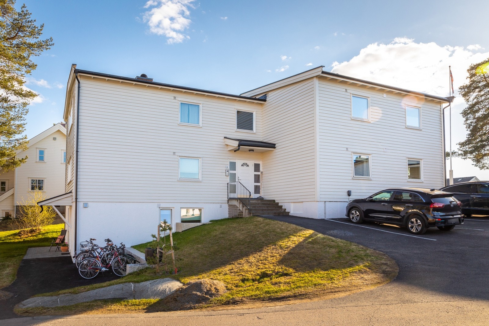 Parkeringsplassen som medfølger er den som er nærmest hovedinngangen. Denne er også utstyrt med elbillader. Til venstre i bildet er inngangen til hybelleilighet Galleribilde