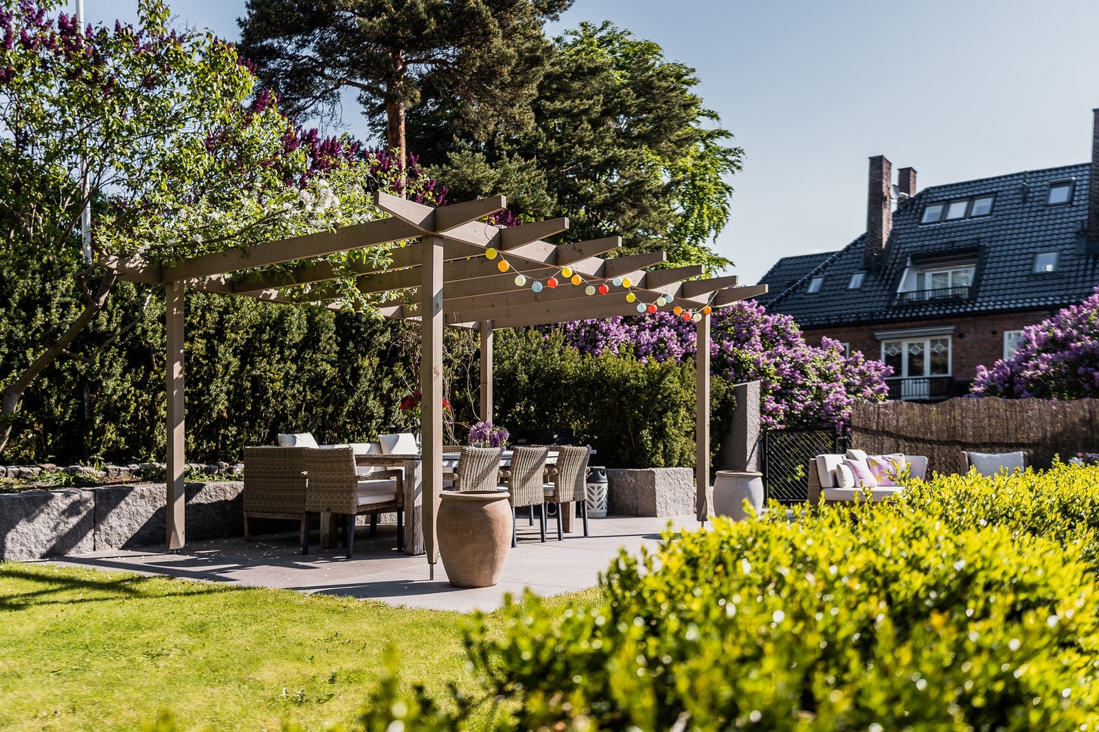 Nydelig opparbeidelse med plen og beplanting. Galleribilde