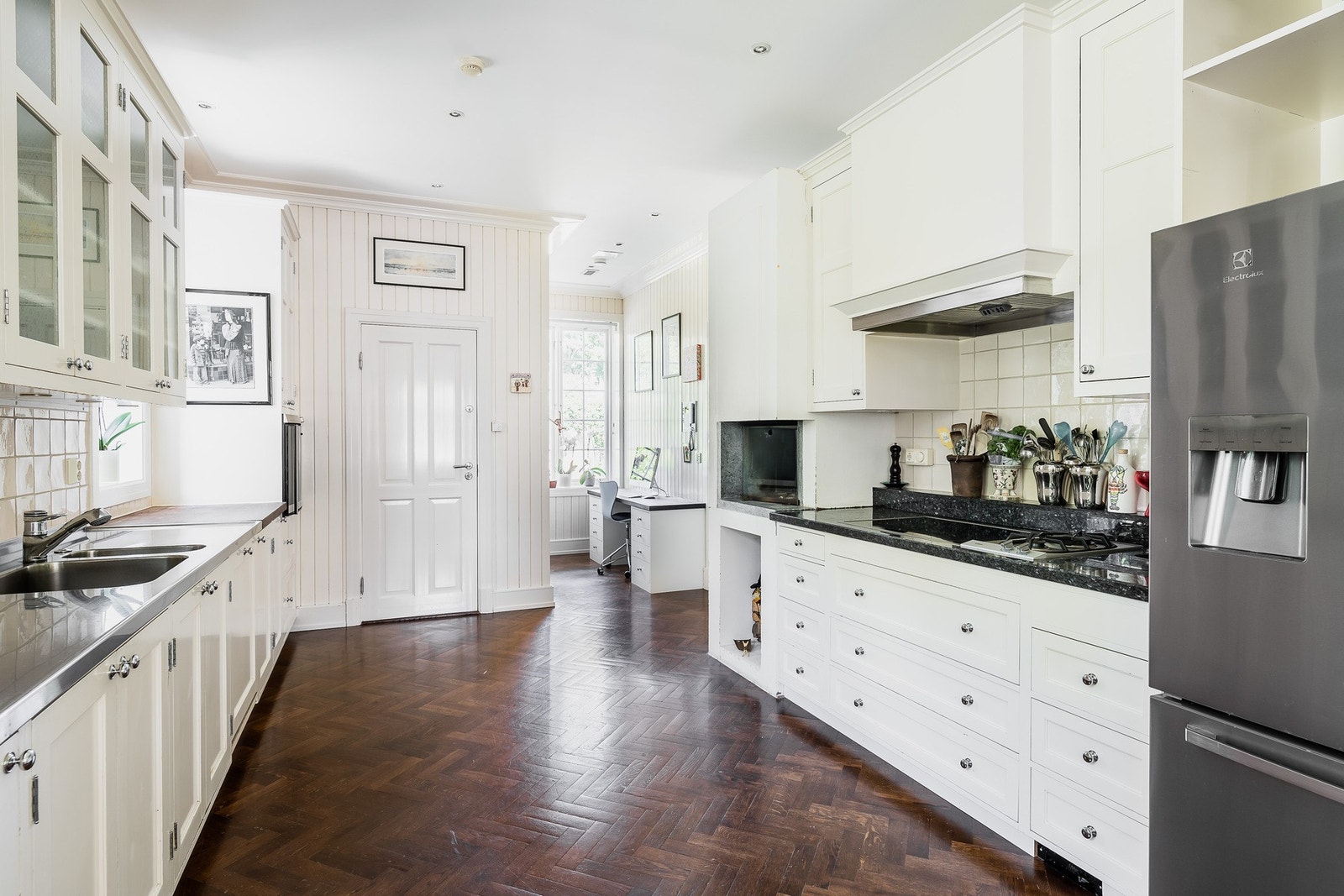 Rikelig med skapplass i over- og underskap. Peis og utgang til baktrapp. Galleribilde