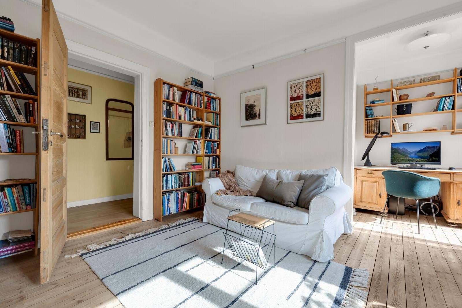 Stuens lyse fargevalg gjør det enkelt å krydre med farger og interiør etter eget ønske og personlige stil. Galleribilde
