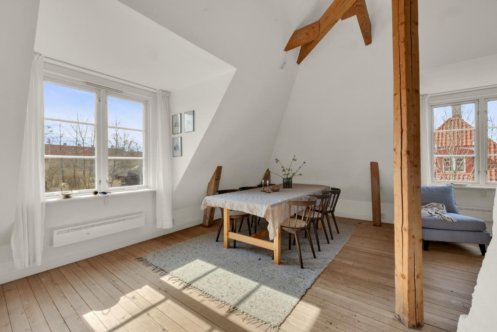 Ved å ha spisebordet i stuen blir dette rommet en sosial sone når man har gjester. Galleribilde