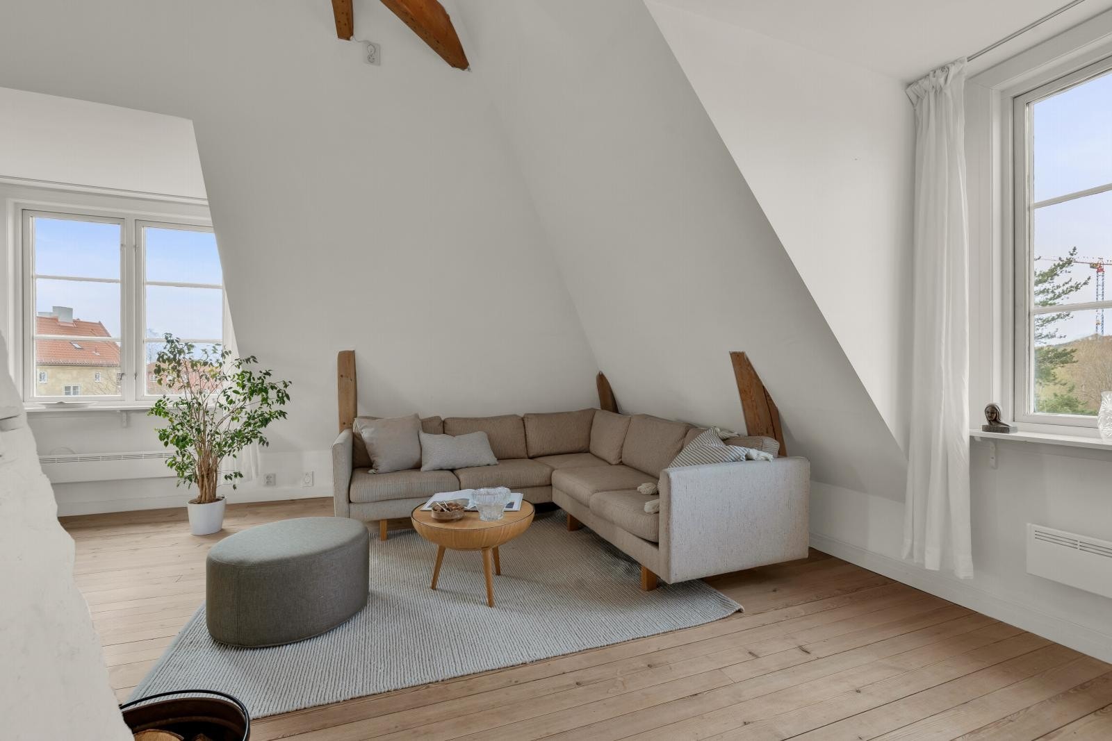 Leiligheten går over to plan (2. etasje og utbygget loft) og har en meget godt utnyttet plan- og romløsning, som sørger for flere oppholdssoner. Galleribilde