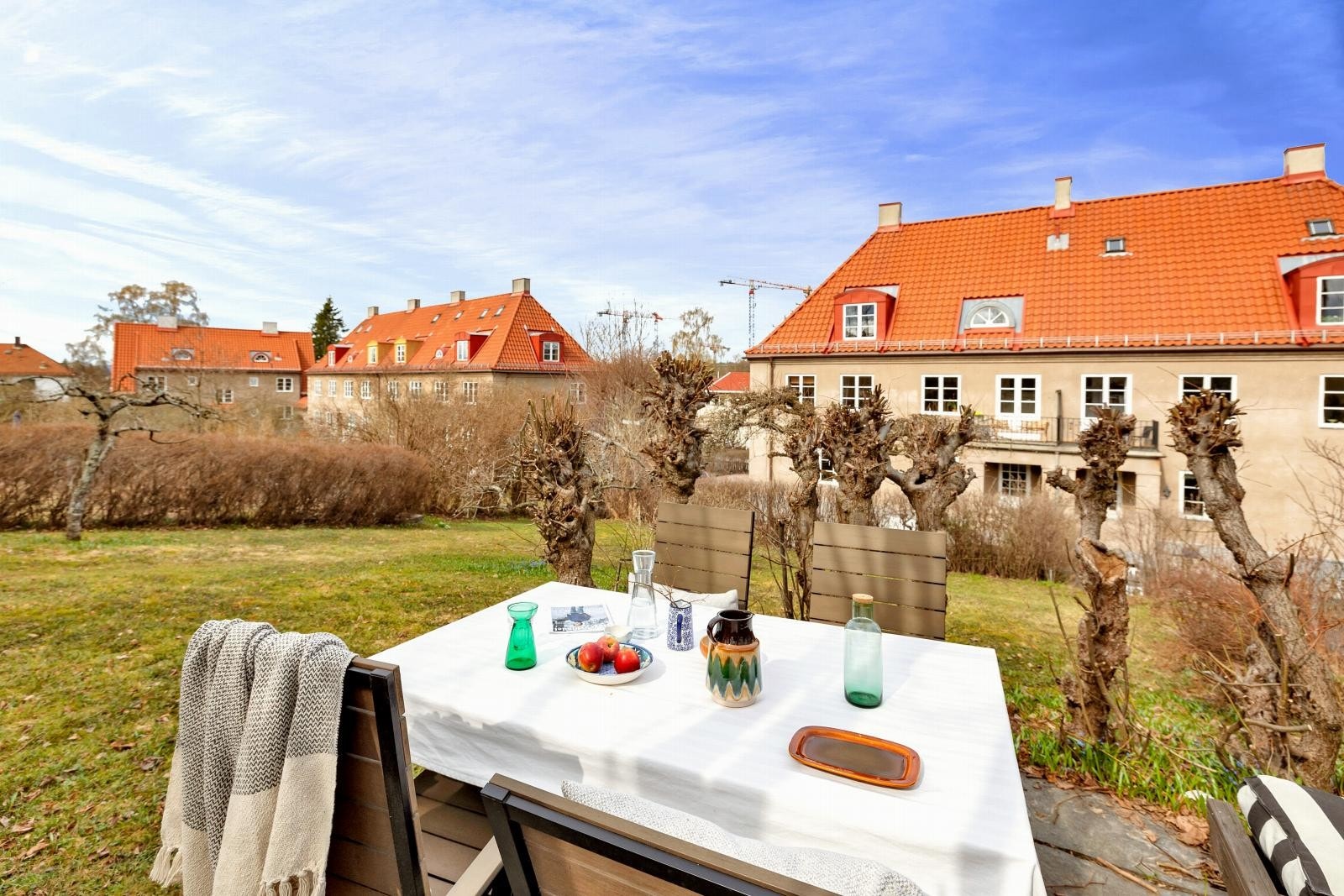 Under sommerhalvåret kan familie og venner inviteres over på grillkveld, hvor man kan nyte gode solforhold med sol store deler av dagen. Galleribilde