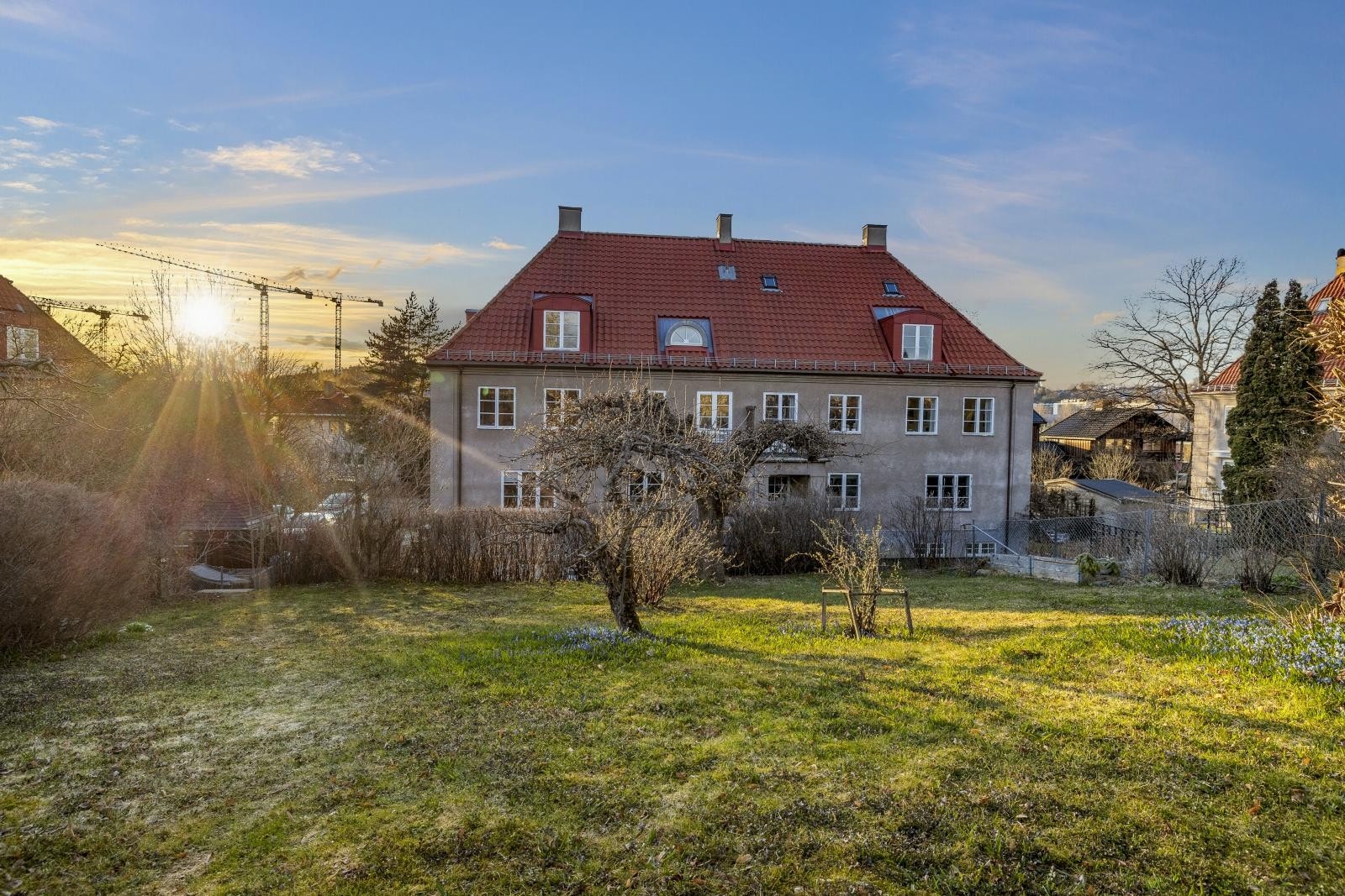 Med egen hageparsell kan hagebydrømmen oppfylles i rolige omgivelser med historisk bebyggelse og gode solforhold. Galleribilde