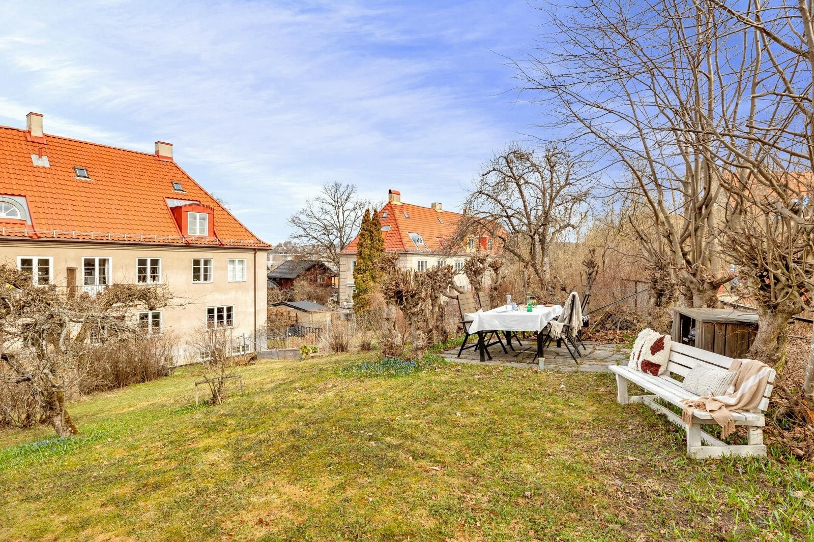 Hagen er av god størrelse som gjør at den enkelt kan møbleres med utemøbler og grill. Galleribilde