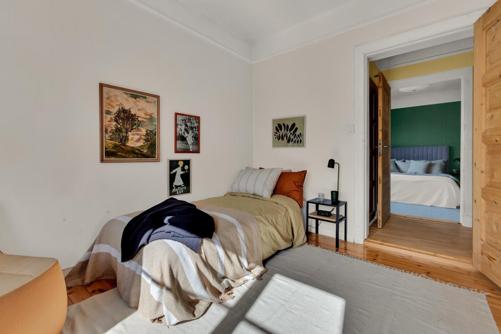 Det er god plass til en dobbeltseng med tilhørende møblement og garderobeløsninger, på soverom 3. Galleribilde
