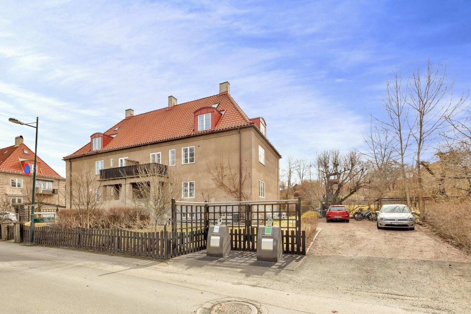 Hagebyen er et populært boligstrøk med fredelige gater og mange barnefamilier. Her kan ungene løpe trygt fra hus til hus og det er flotte lekeplasser i området. Galleribilde