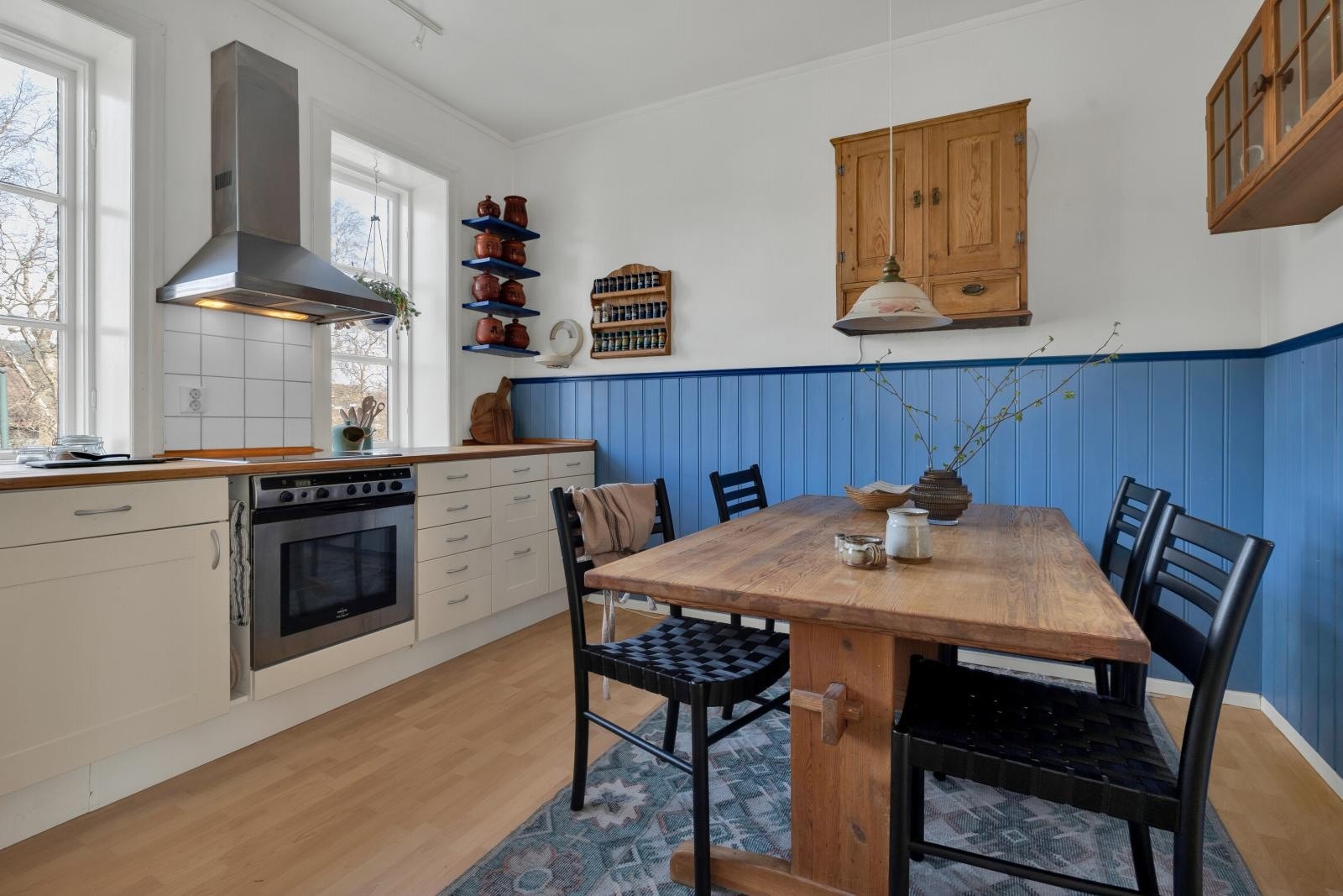På kjøkkenet er det plass til et spisebord, perfekt til både hverdag og hyggelige sammenkomster. Galleribilde