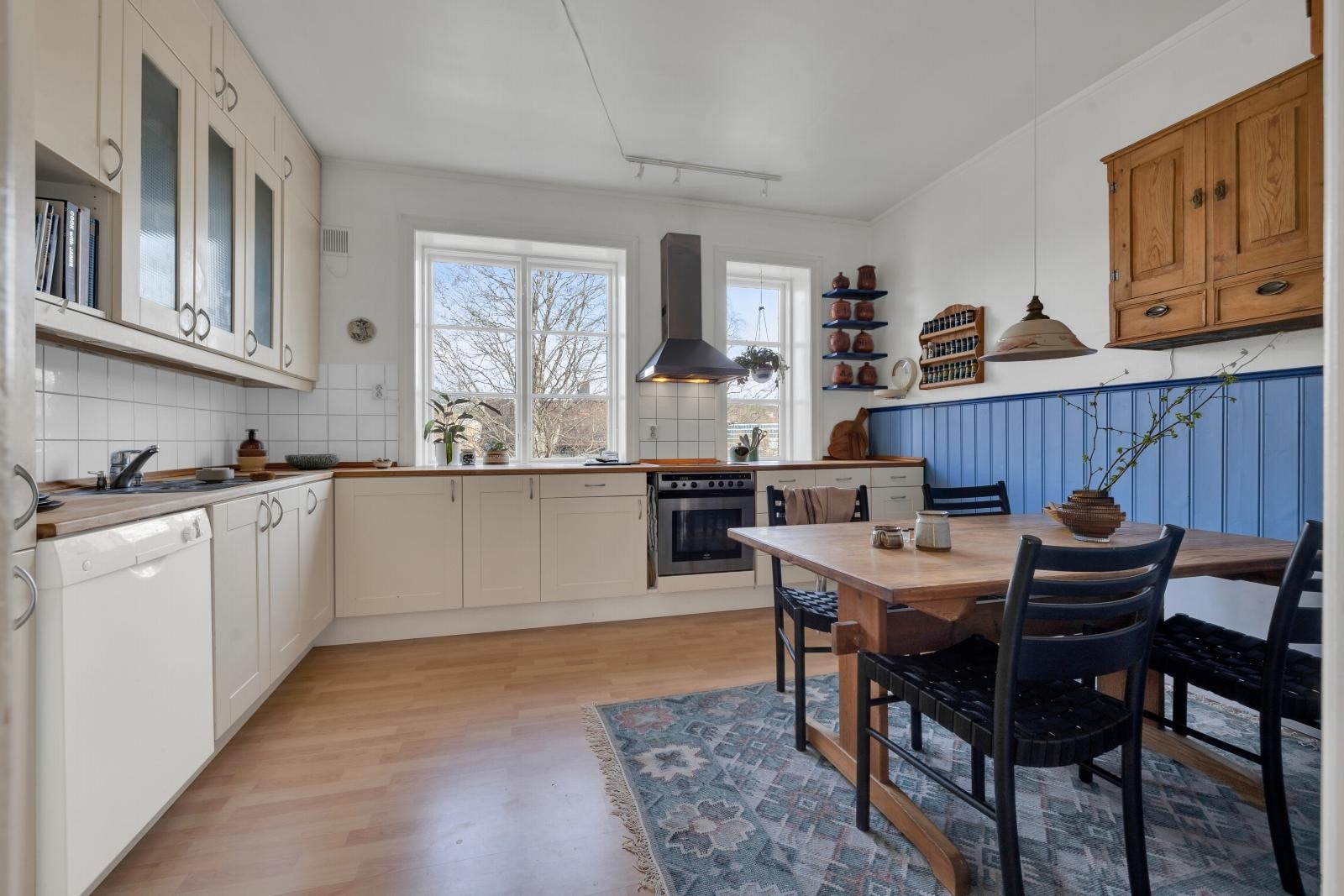 Kjøkkenet ligger i eget rom. Innredningen har flere fine arbeidsflater og godt med oppbevaringsplass. Galleribilde