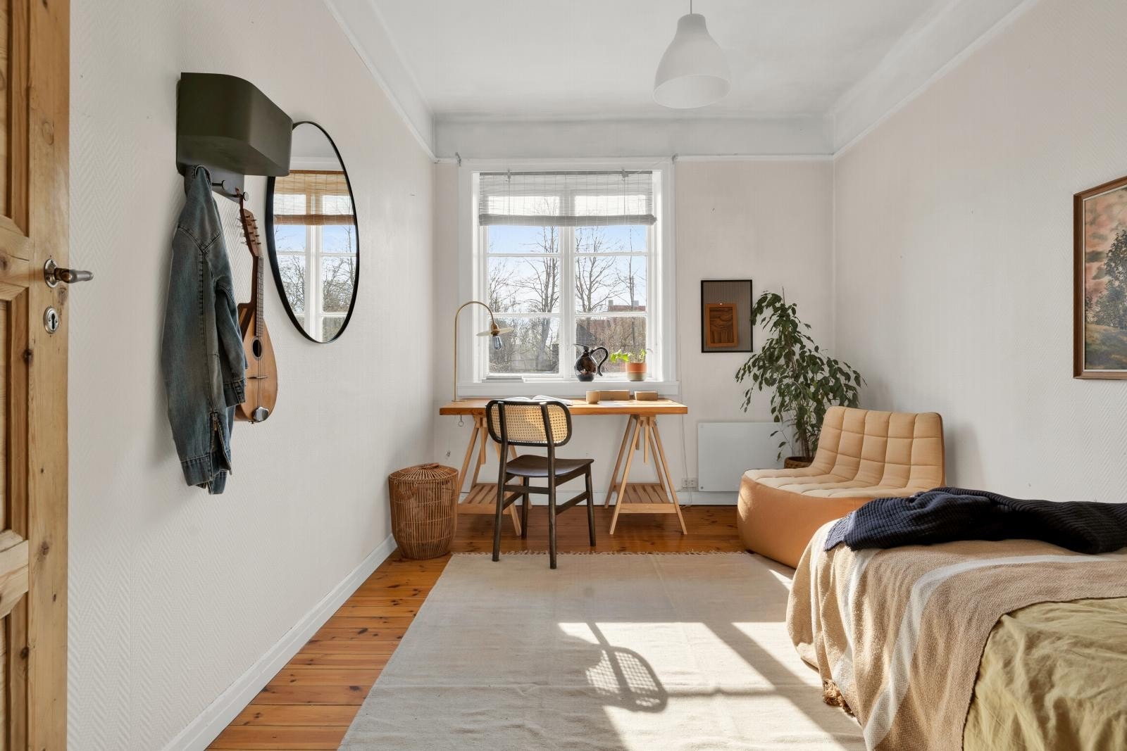Soverommet har originale gulv og lysmalte flater på vegger. Galleribilde
