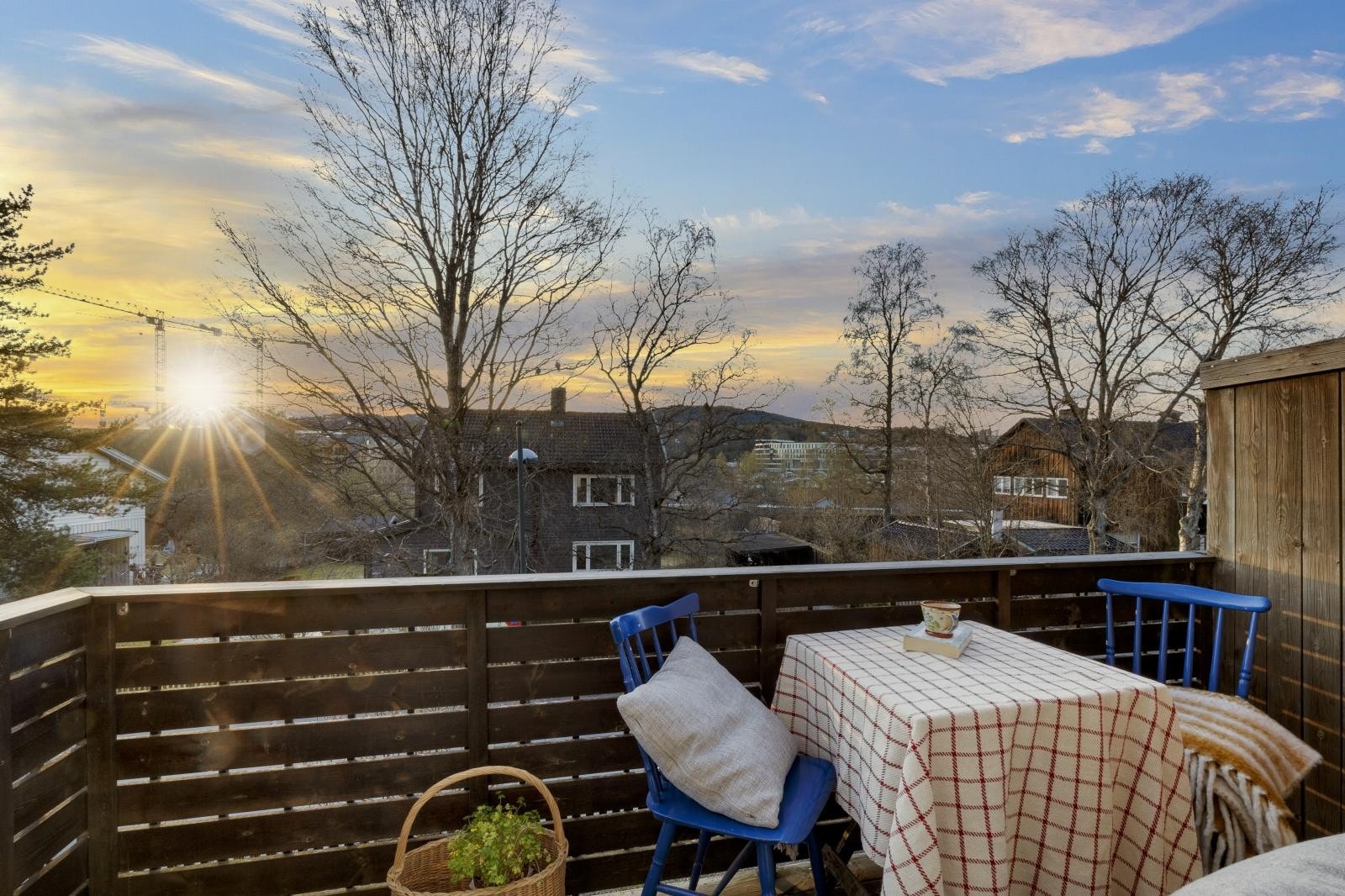 Balkongen i loftsetasjen har på sommerstid har sol fra ca. kl. 16 til kl. 20 (opplyst av selger). Galleribilde
