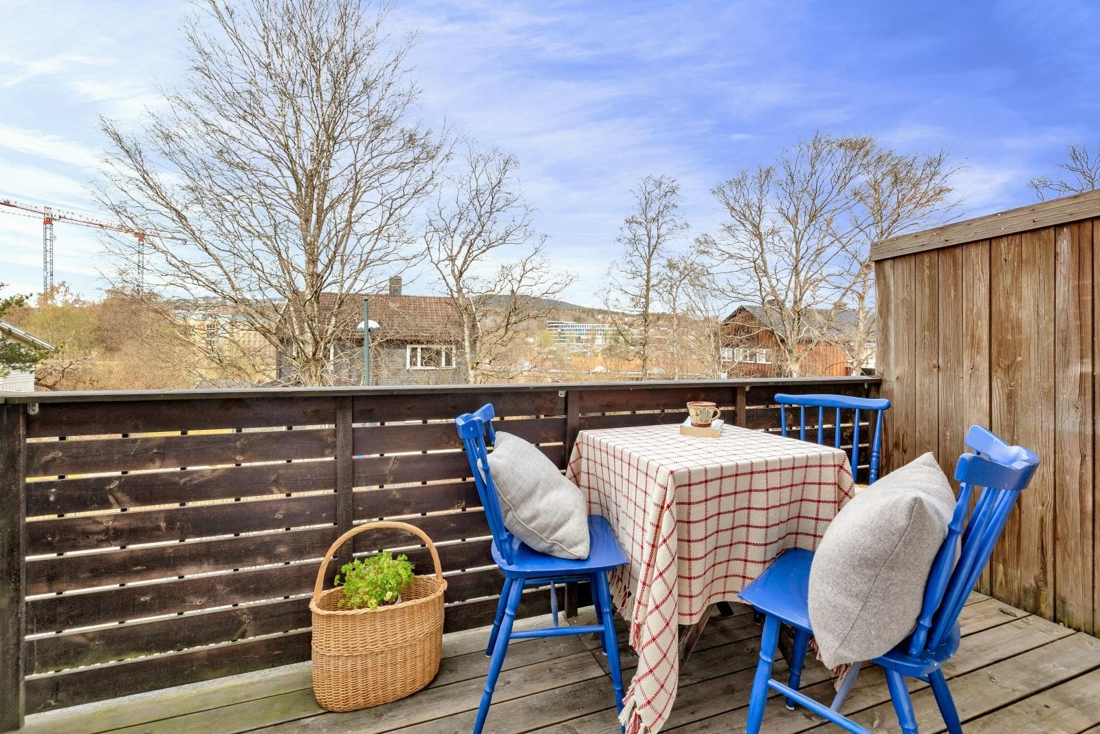 Med utgang fra felles trappeoppgang har leiligheten en nordvestvendt balkong på ca. 5m². Galleribilde
