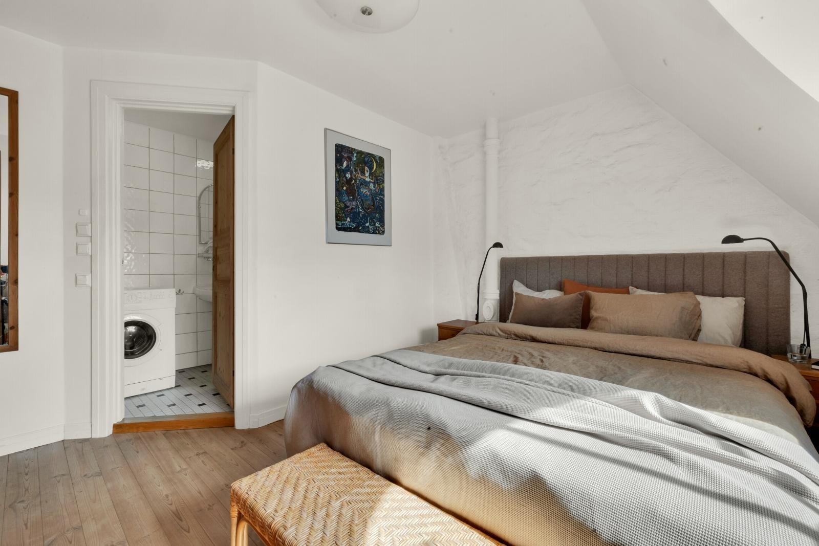 Hovedsoverommet er av den romslige sorten med god plass til dobbeltseng, nattbord og garderobeskap. Rommet ligger i en suiteløsning med eget bad. Galleribilde
