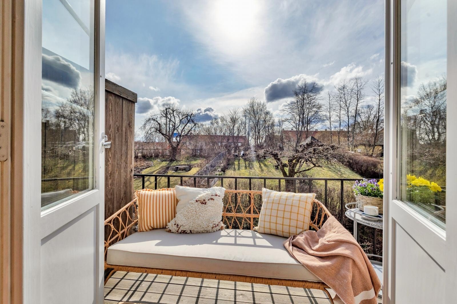 Balkongen har en meget god intern beliggenhet med fantastisk utsyn over den frodige bakgården, gode solforhold og rolige omgivelser. Galleribilde