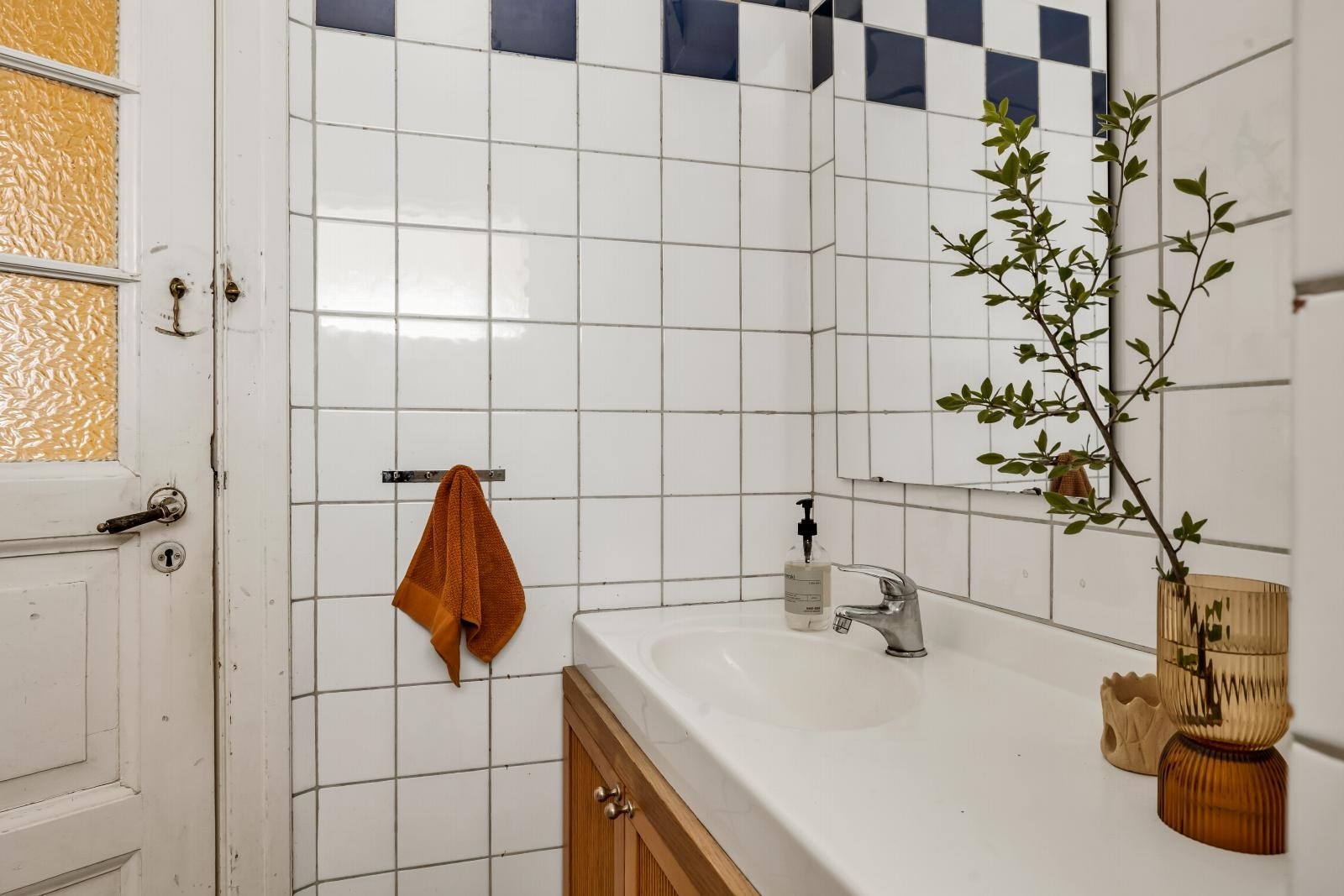 2. etasje sitt bad er av eldre dato med behov for modernisering. Galleribilde