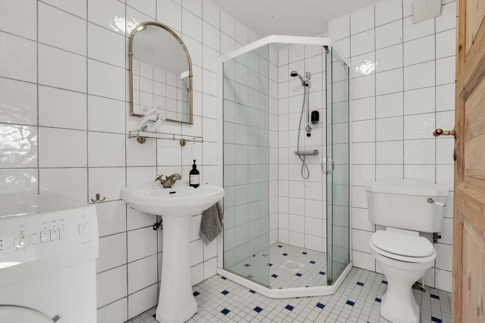 Badet i loftsetasjen ligger i tilknytning til hovedsoverommet. Badet har flislagte overflater og behagelig gulvvarme. Galleribilde