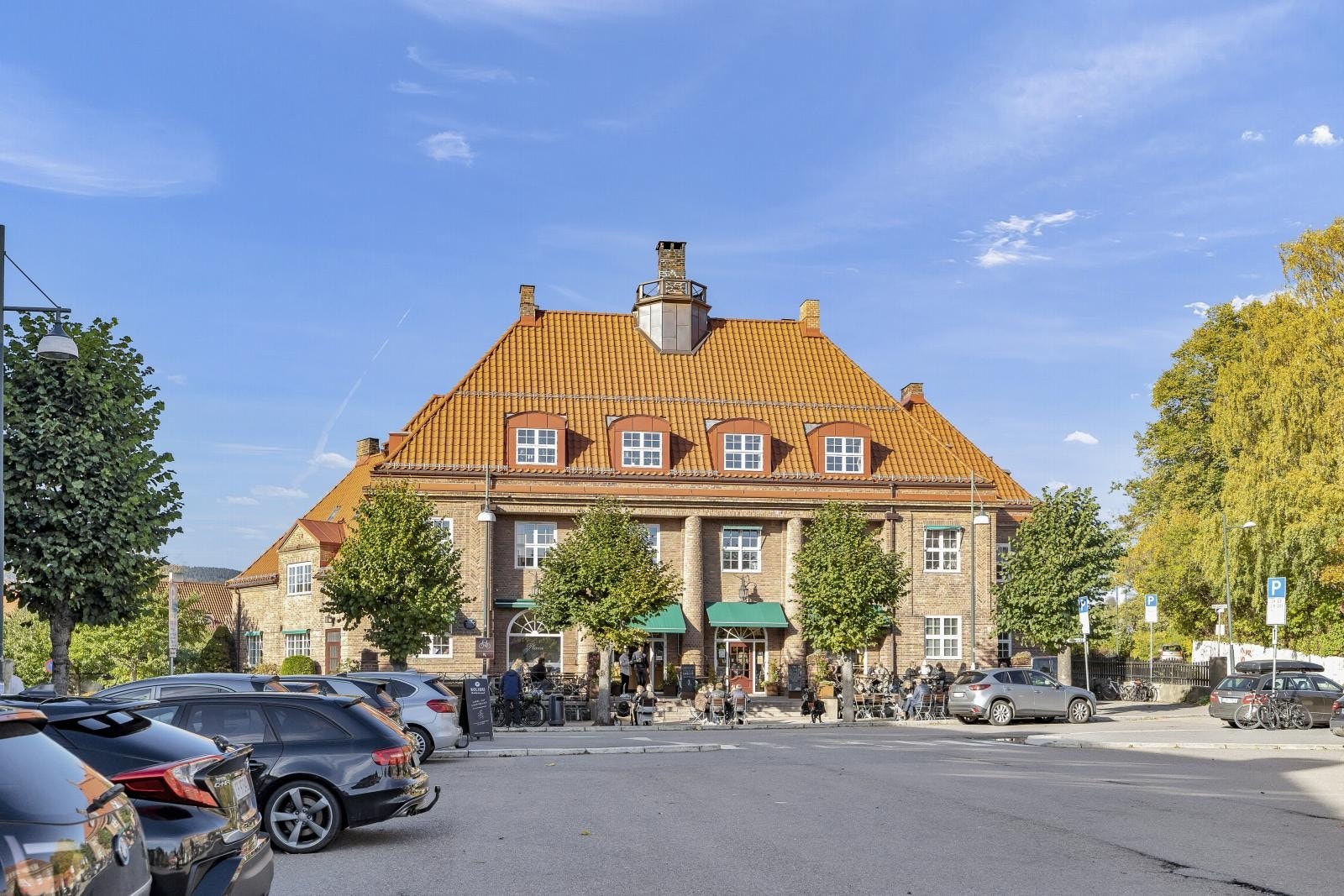 Damplassen. Her arrangeres det med jevne mellomrom sosiale sammenkomster for store og små, deriblant årets begivenhet - julegrantenning! Galleribilde