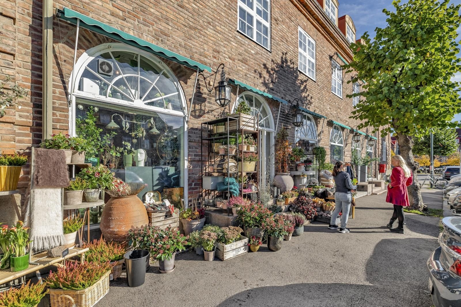 Damplassen er selve hjertet i Hagebyen, og ligger kun få minutters gange fra boligen. Damplassen er hagebyens torg og har i dag blant annet en nabolagskafé og bakeri, en spesialisert kolonialforretning og pizzeria, en blomsterforretning og frisør. Galleribilde