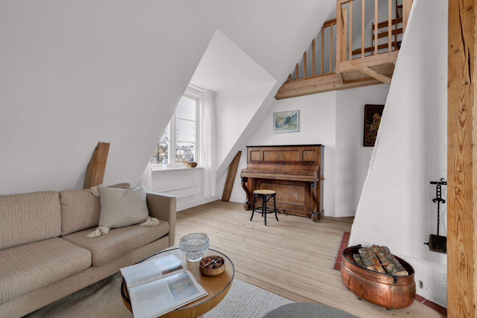 I loftsetasjen er det en stor, lys og luftig stue med gode møbleringsmuligheter for sofagruppe, mediemøblement og spisebord. Galleribilde