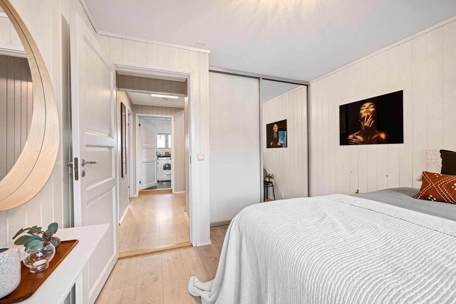Soverom I har praktisk skyvedørsgarderobe Galleribilde