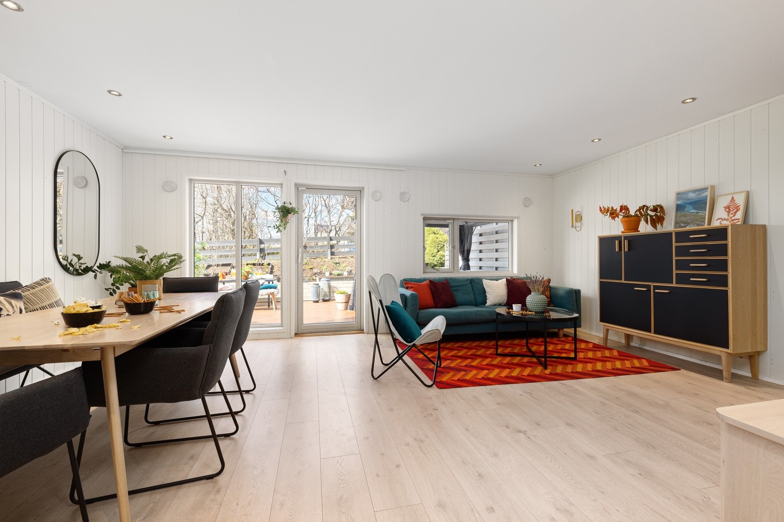 Stuen har store vindusflater som gir et herlig luftig inntrykk Galleribilde