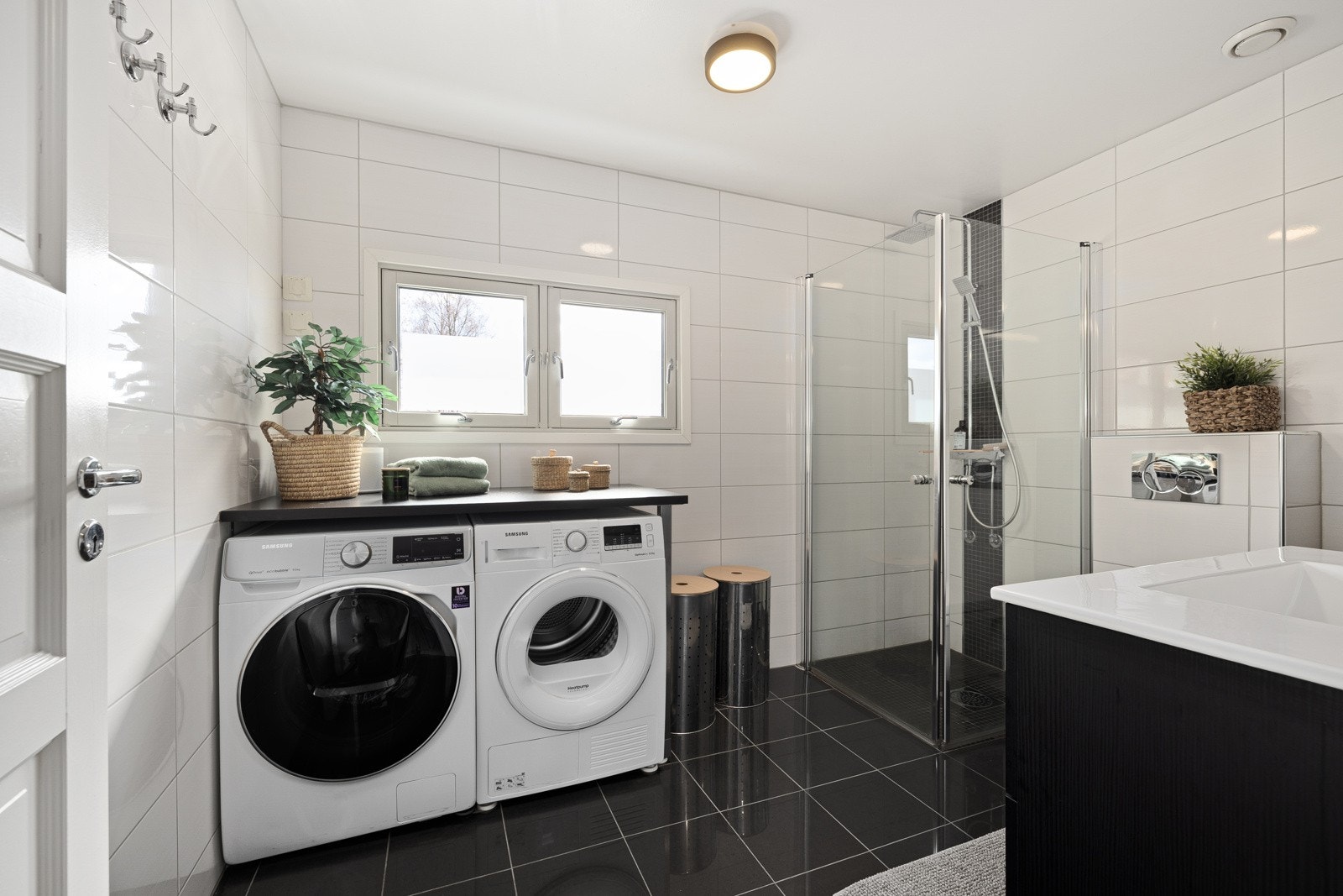 Badet i 2.etg. har fin plass til både vaskemaskin og tørketrommel Galleribilde