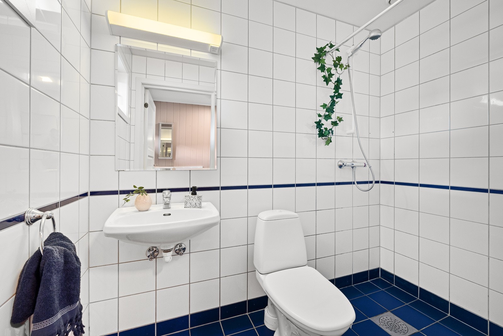 Bad i 1. etg. ligger praktisk plassert til venstre i det du kommer inn Galleribilde