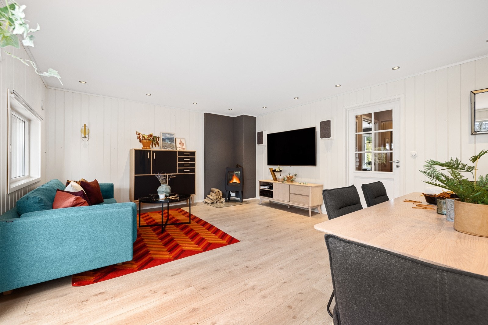 Det er god plass til både spisestuedel og sofagruppe Galleribilde