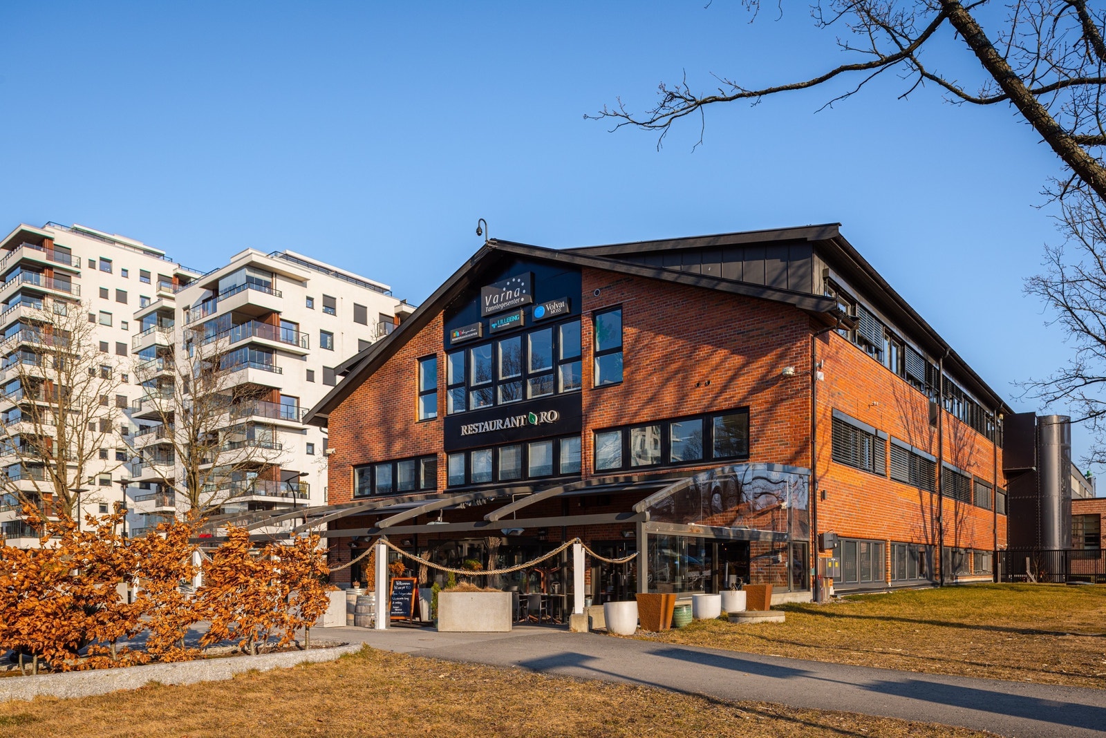 Parksiden, med Restaurant RO og Hovedinngang B. Galleribilde