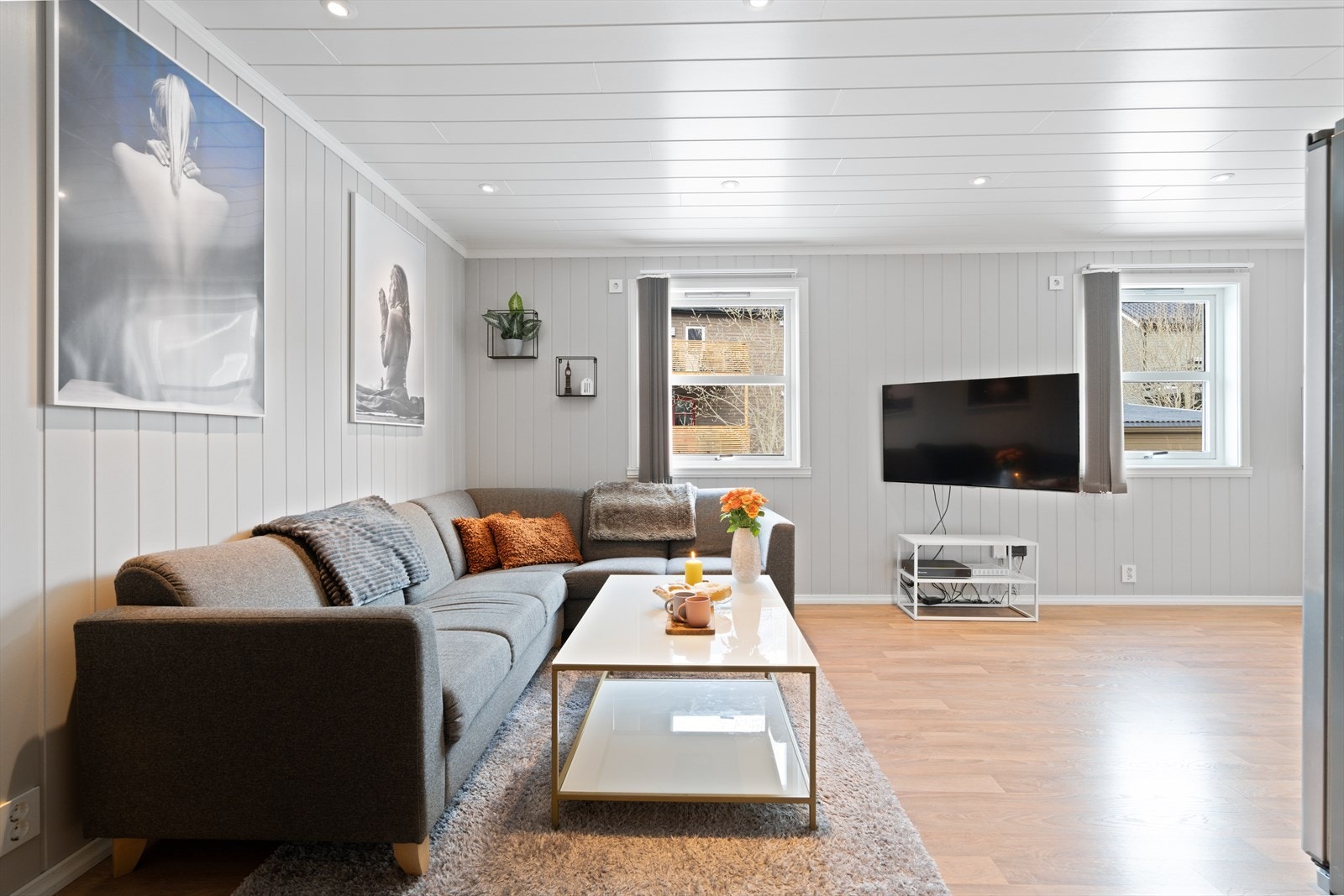 Rommet er utført med lyse gråmalte panelvegger og tak m/ downlights Galleribilde