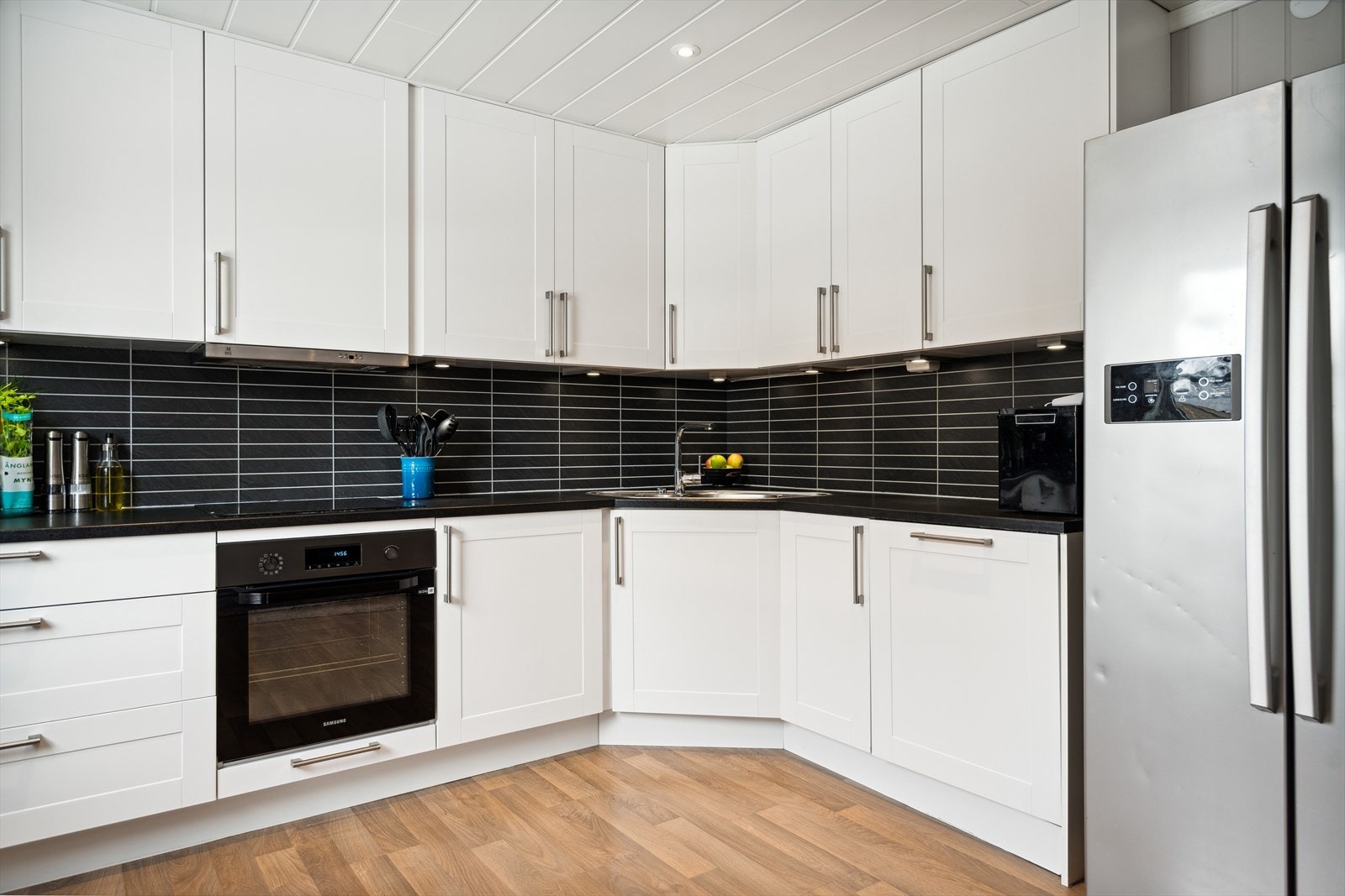 Videre er det etablert Kitchenboard på vegg over benkeplaten og belysning under overskapene Galleribilde