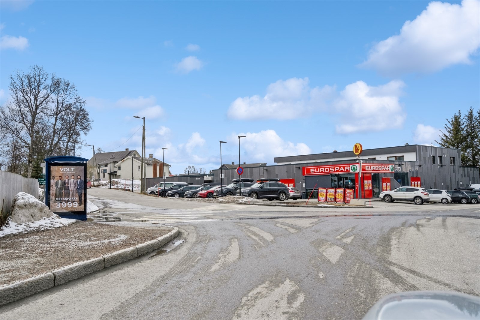 Leiligheten har en sentral, rolig og barnevennlig beliggenhet i Tromsdalen med kort vei til bl.a. busstopp, dagligvarehandel, skole og barnehager Galleribilde