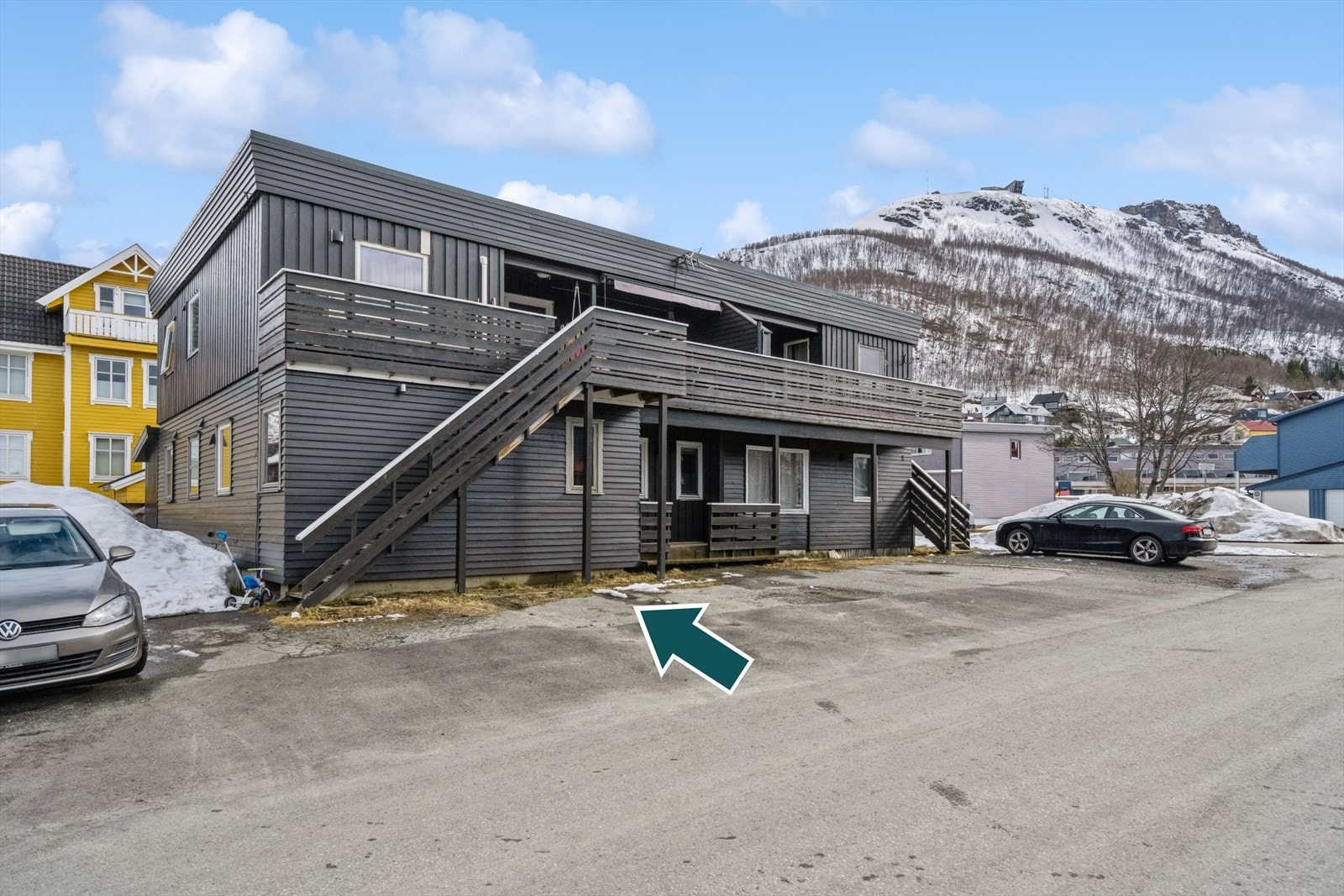 Nevnte leilighet ligger i 1.etasje og har enkel adkomst. Galleribilde