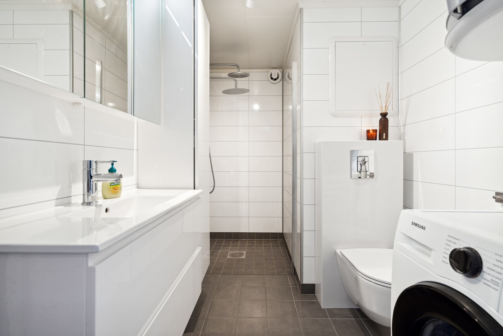 Badet ble renovert i 2020 og har en moderne standard med mørke gulvfliser m/ gulvvarme og hvite baderomsplater i flisimitasjon på vegger Galleribilde