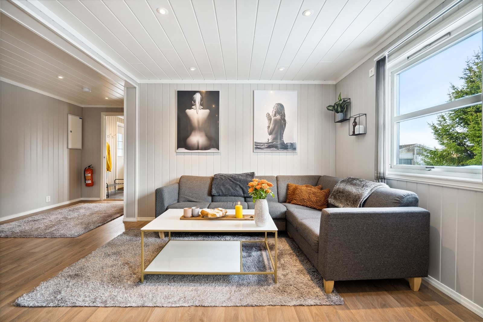 Stuen har en møbleringsvennlig utforming med plass til sofa og øvrige møbler Galleribilde