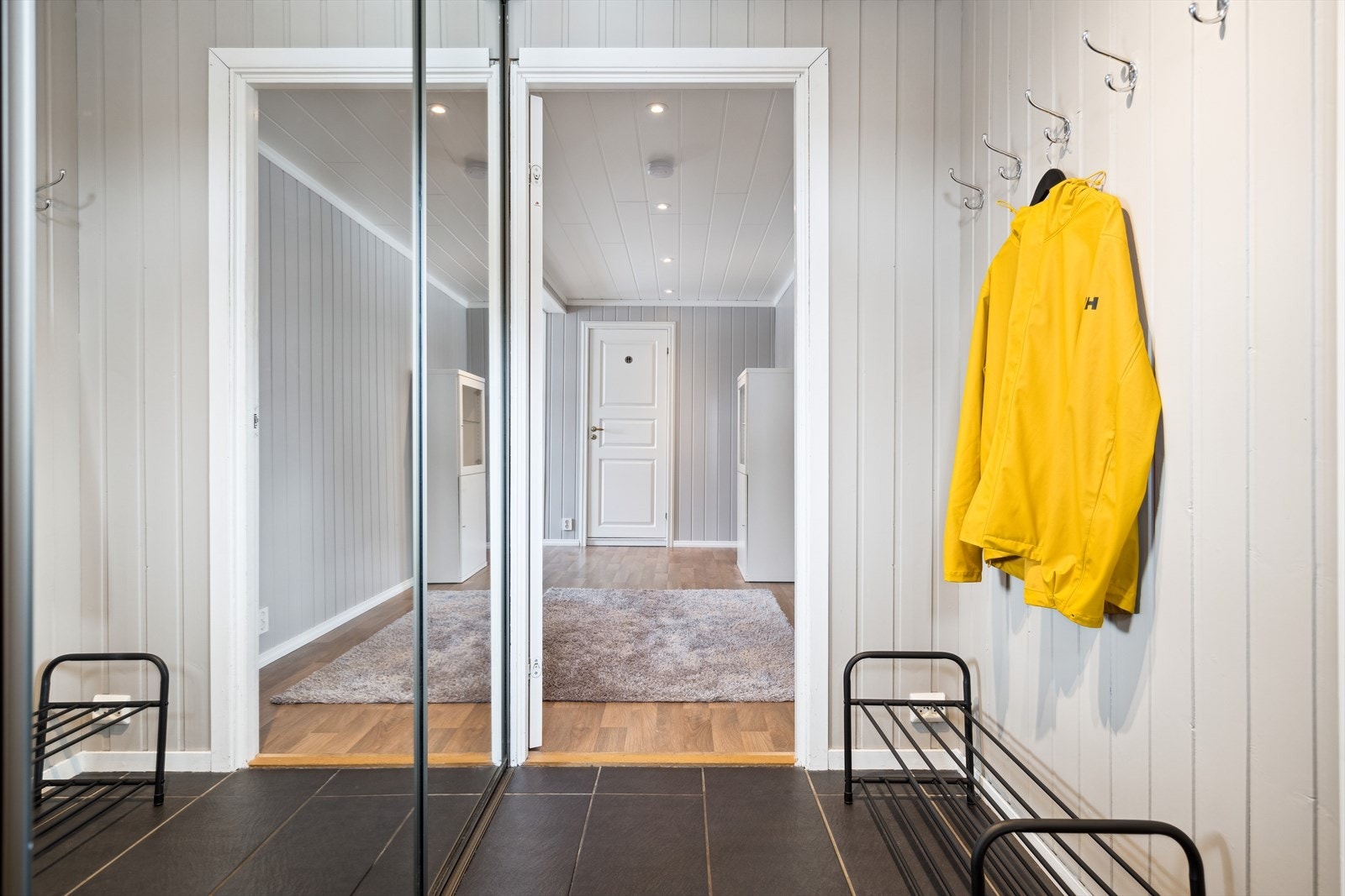 Du ønskes velkommen inn i en innbydende entré med flislagt gulv m/ gulvvarme Galleribilde