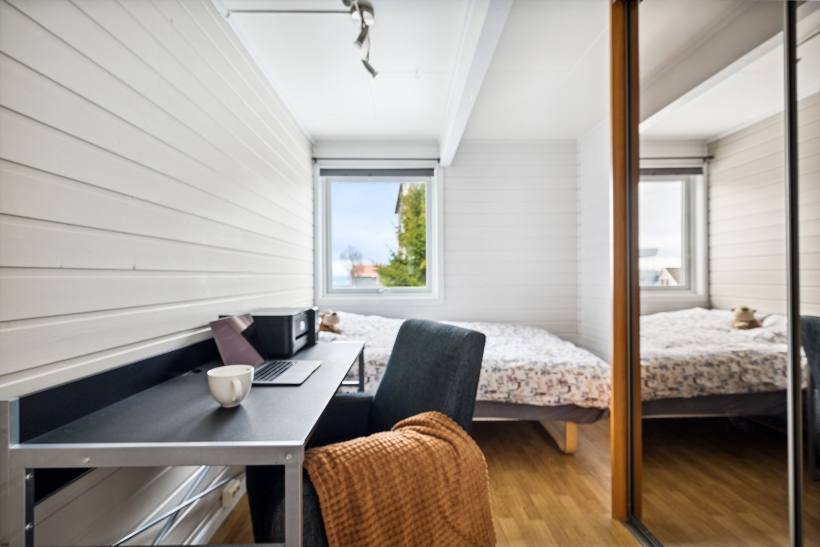Det største soverommet har adkomst fra entré, har god plass til dobbeltseng og klesoppbevaring i skyvedørsgarderobe Galleribilde