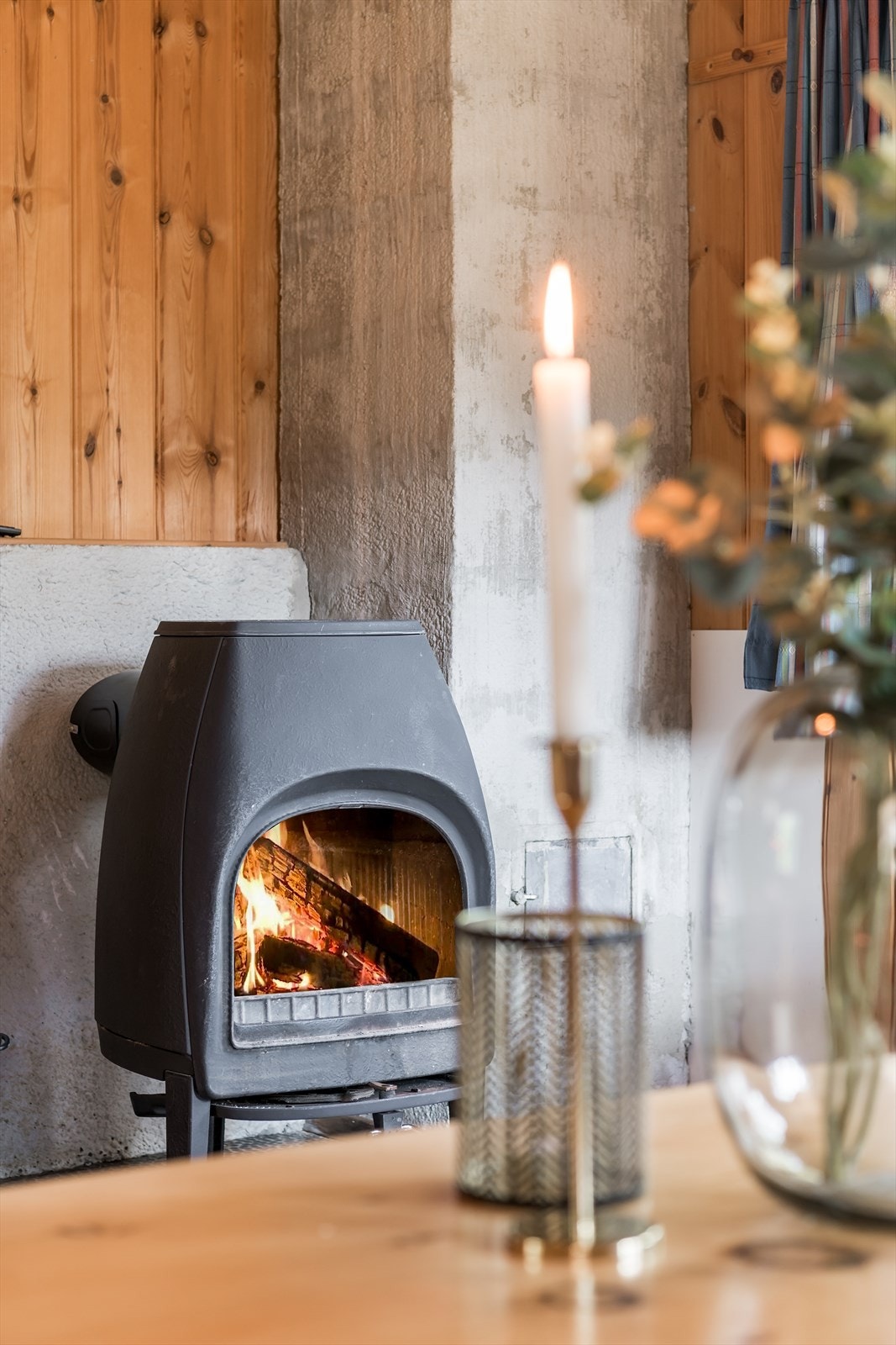 Vedfyring er godt å ha på en hytte i fjellet, både for varme og atmosfære. Galleribilde