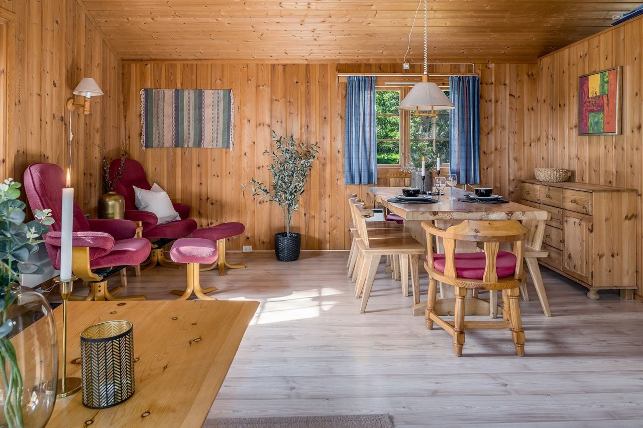God plass til både sofa og spisemøblement med flere valgmuligheter for plassering. Hytta har gjennomgående slitesterkt belegg på gulv, ubehandlet tre på vegger og tak. Galleribilde