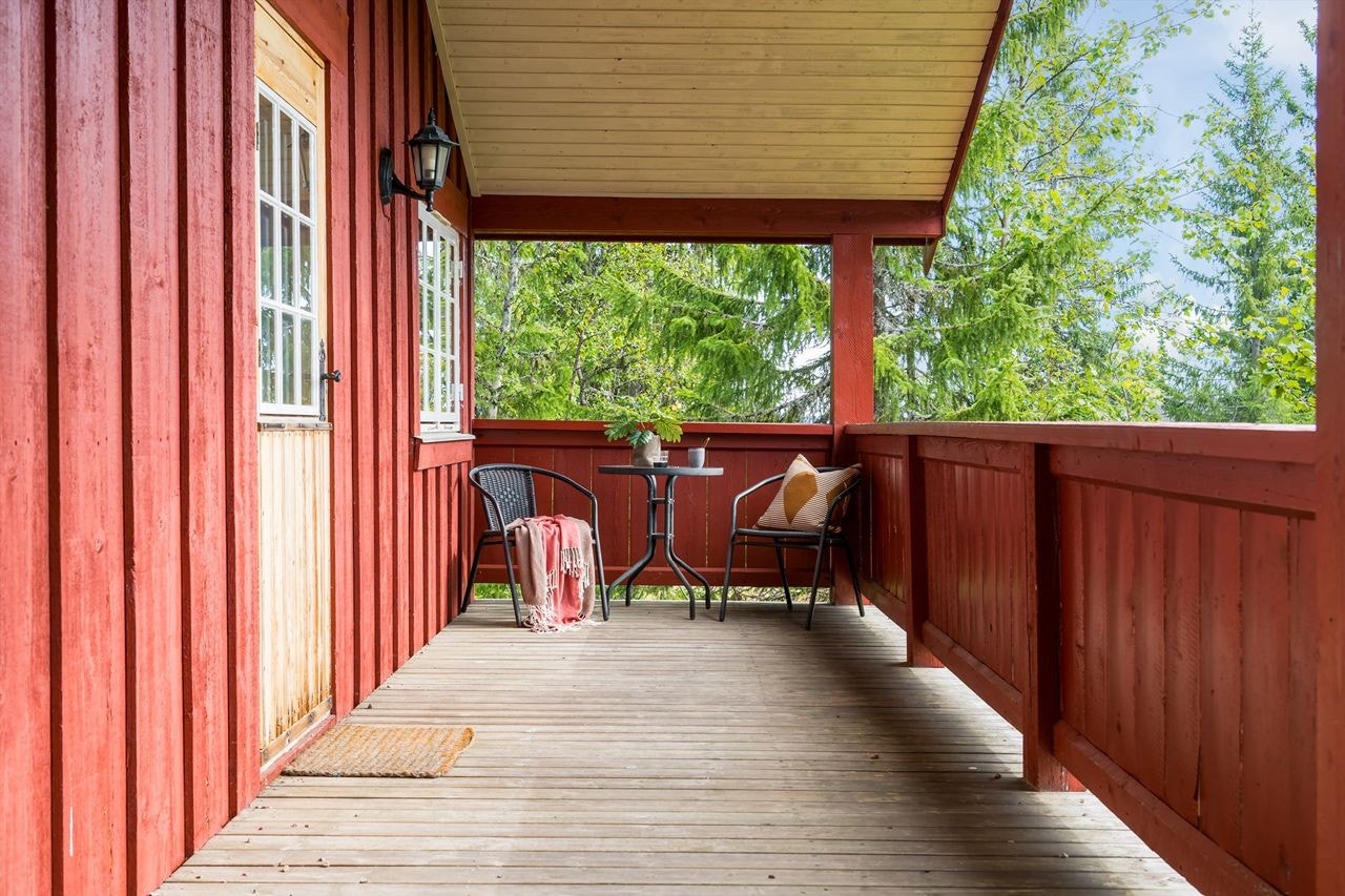 Terrasse mot fjellet der man kan nyte morgen- og formiddagssola Galleribilde