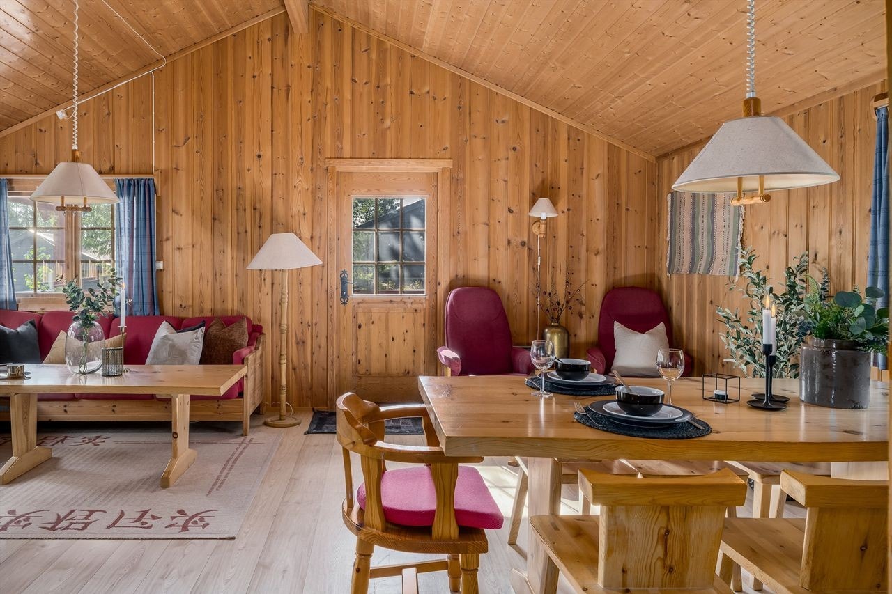 Fra stua er det utgang til terrassen mot fjellet Galleribilde