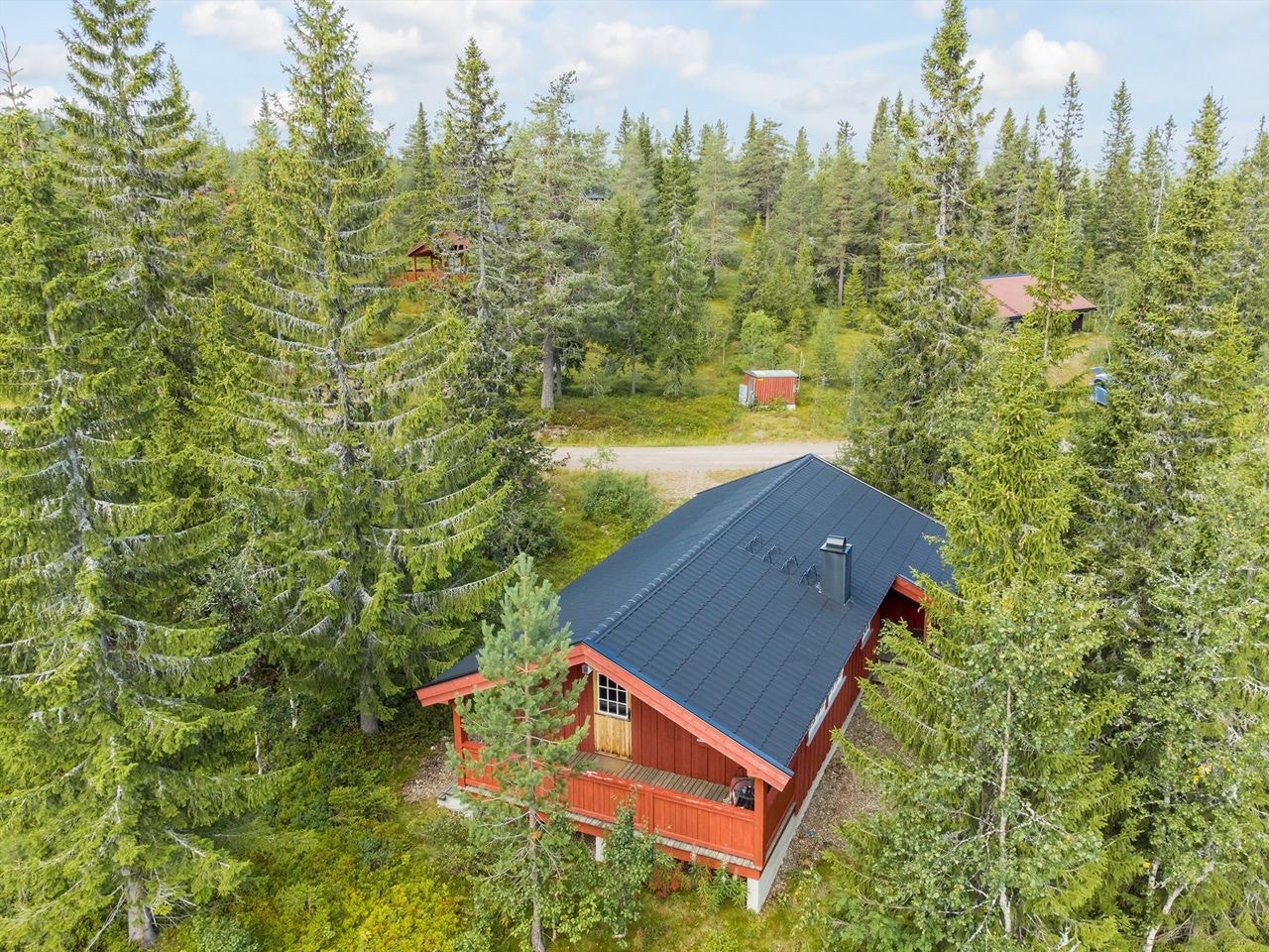 Hytta ligger lunt til i et rolig hytteområde i Fageråsen, tett på turstier og sykkeltraseer. Muligheter for gode leieinntekter Galleribilde