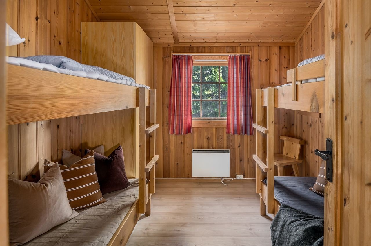 Hytta har 3 soverom med til sammen 10 soveplasser. Her med dobbelt garderobeskap. Galleribilde