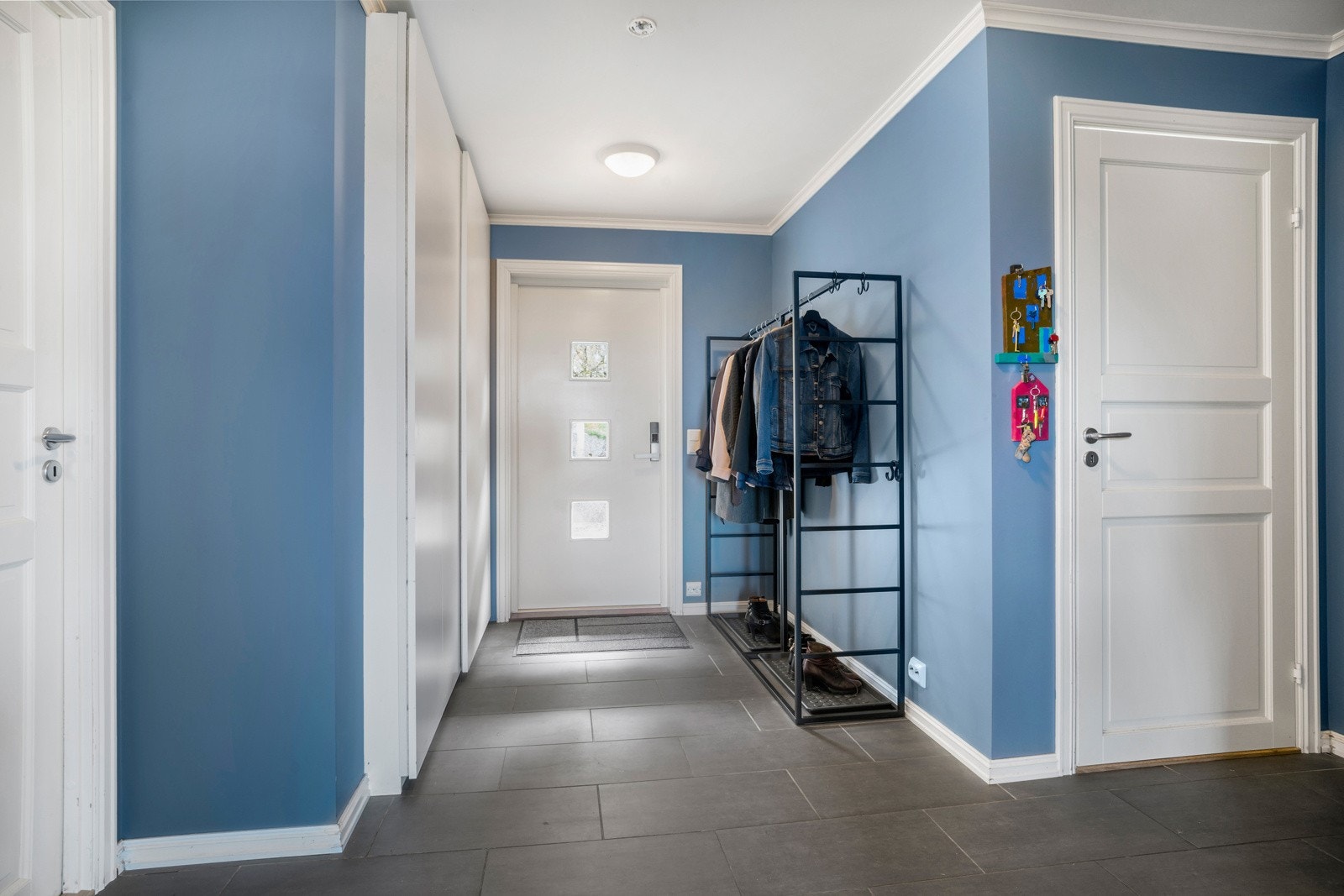 Boligen har også en biinngang med god plass for garderobe Galleribilde