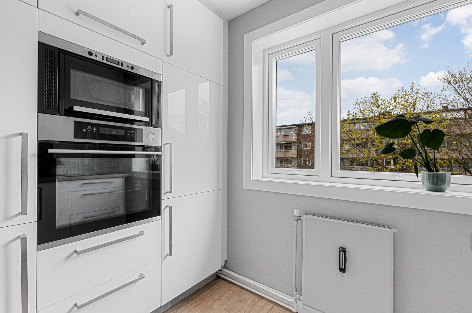 Integrerte hvitevarer som ovn, mikrobølgeovn, oppvaskmaskin og platetopp. Galleribilde