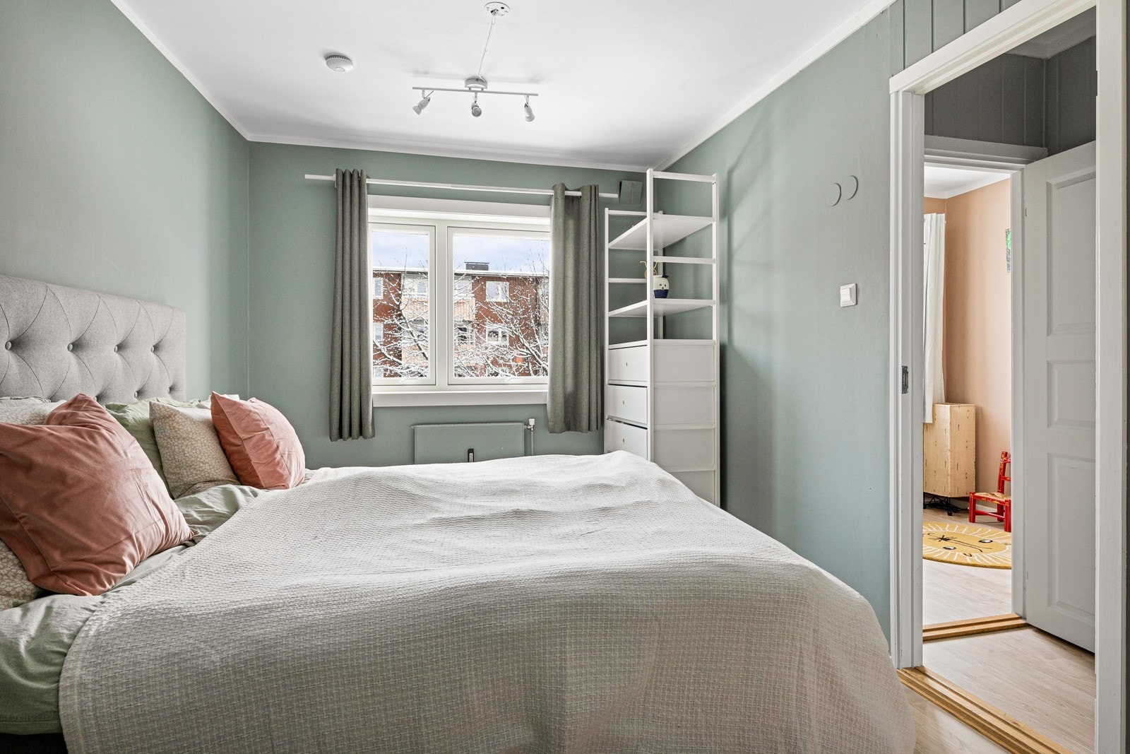 Hovedsoverom med tilgang til barnerom/omkledningsrom. Galleribilde