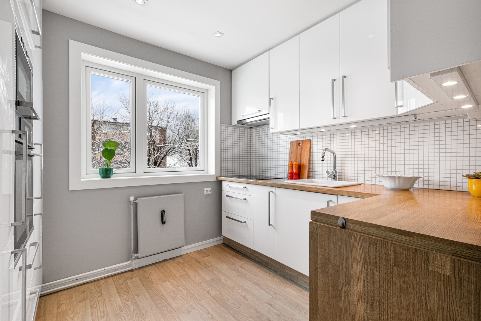 Adskilt kjøkken i eget rom med mye skap- og benkeplass, samt integrerte hvitevarer. Galleribilde