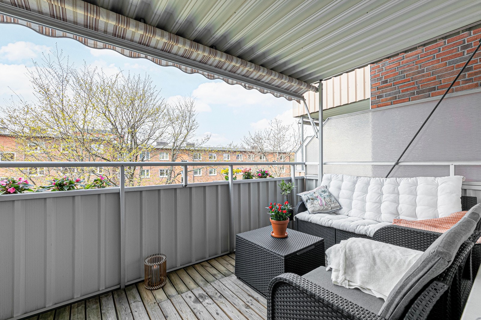 God plass til utemøbler, planter og grill på balkongen. Galleribilde