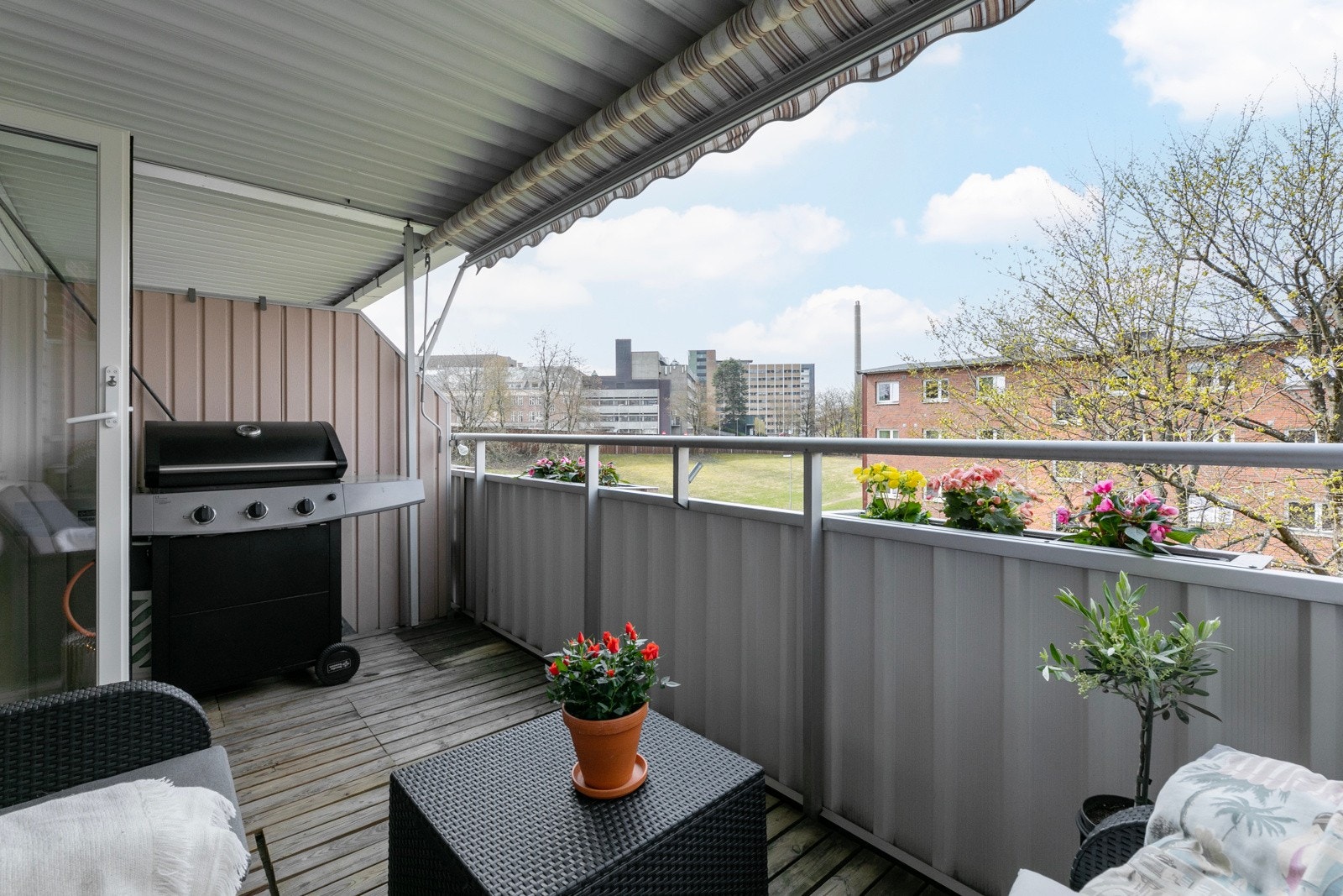 Balkongen er på 8,5 kvm og vender mot vest med gode solforhold. Galleribilde